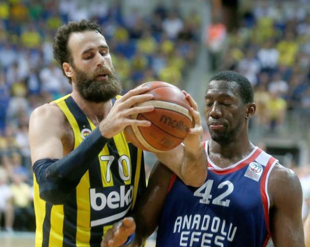 Tahkim Kurulu, Fenerbahçe Beko taraftarına verdiği cezayı erteledi