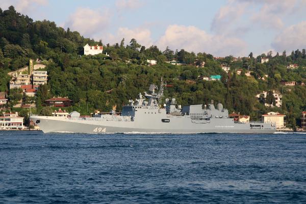 Rus savaş gemisi İstanbul Boğazı ndan geçti
