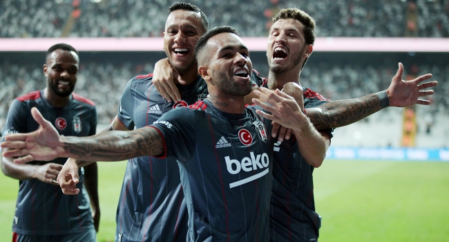 10 kişi kalan Beşiktaş, Alex Teixeira yla güldü!