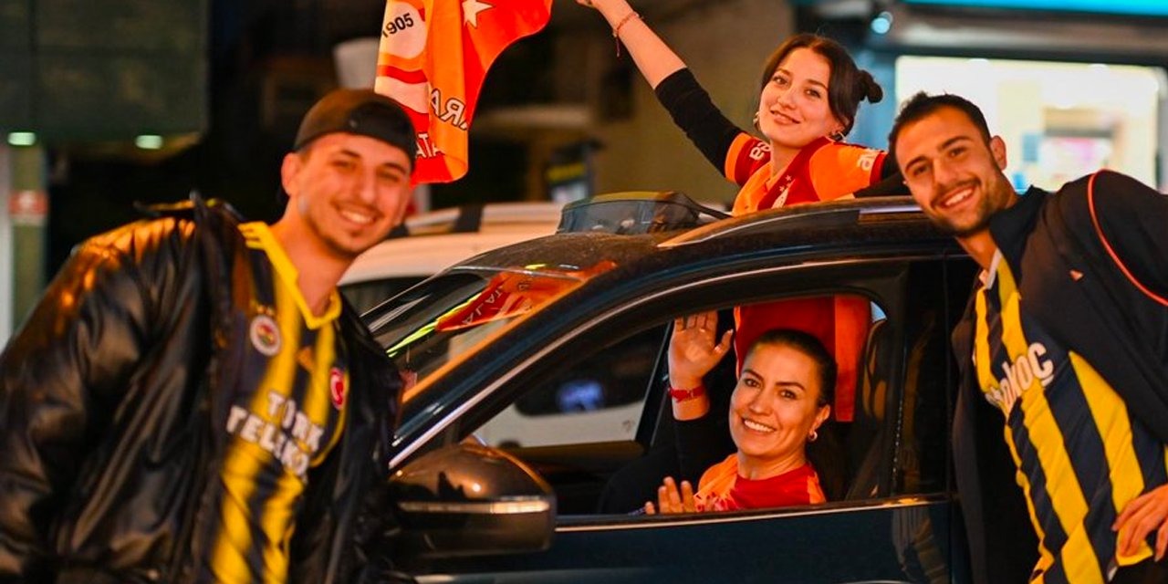 Bir grup Fenerbahçe taraftarı Galatasaray ın şampiyonluğunu kutladı