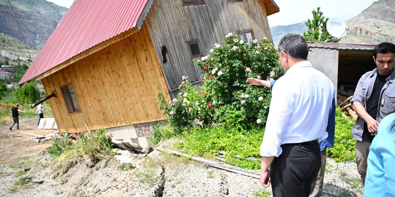 Erzurum da heyelan; yollar çöktü, evler boşaltıldı