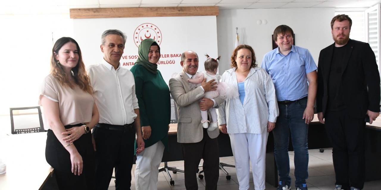 Annesinin tuvalete bıraktığı bebek görevlilere teslim edildi