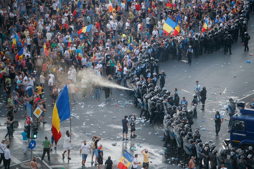 Romanya da hükümet karşıtı protestolarda yüzlerce yaralı