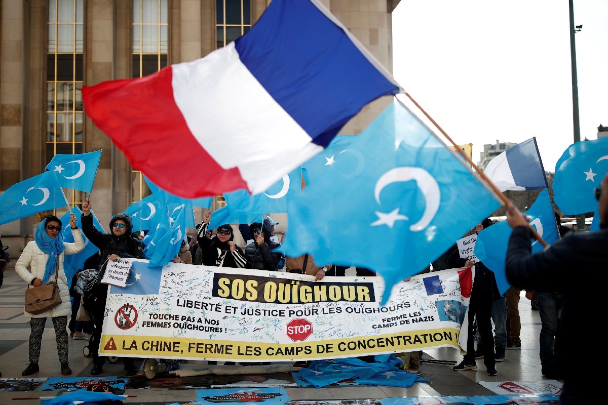 Çin lideri Jinping’e Paris’te protesto!