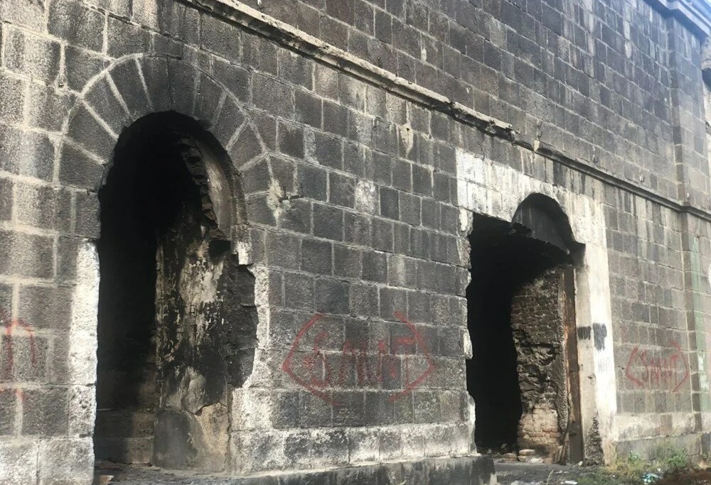Tarihi yapının duvarını kırdılar