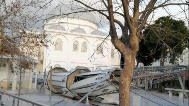 İzmir de fırtına minareyi yıktı