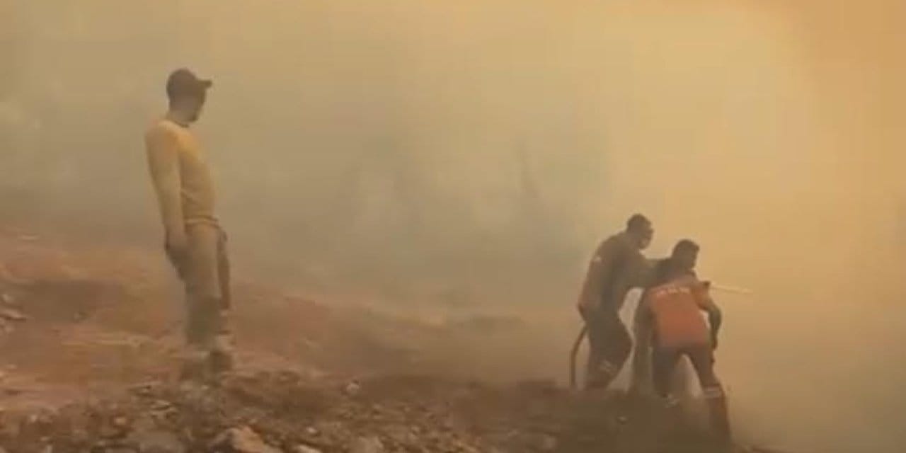 Akhisar da yangına müdahaleler devam ediyor