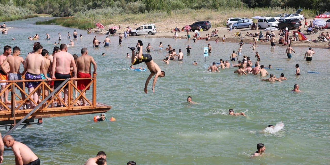 Sıcaktan kavrulan Çoruh Nehri ne akın etti