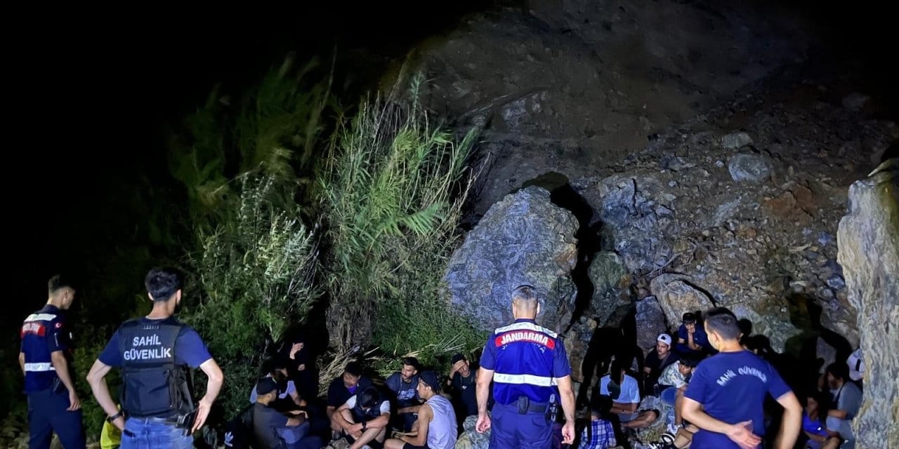 Marmaris te 22 kaçak göçmen, 3 organizatörle gözaltına alındı