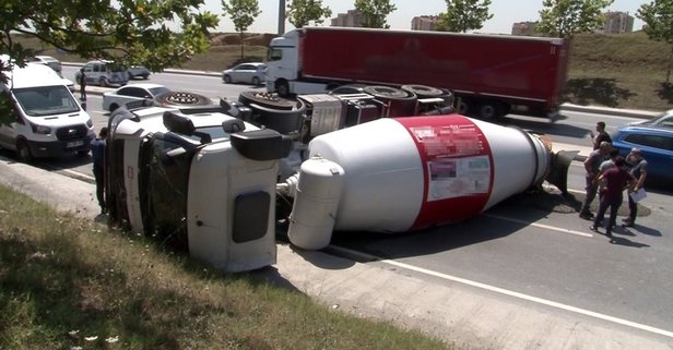 Beton mikseri devrildi! Trafik kilitlendi