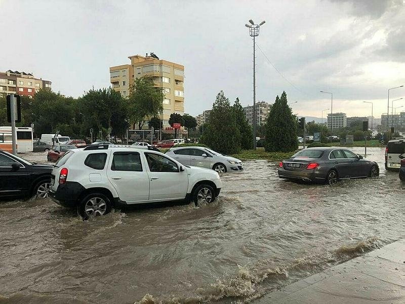 İzmir i sağanak yağış vurdu