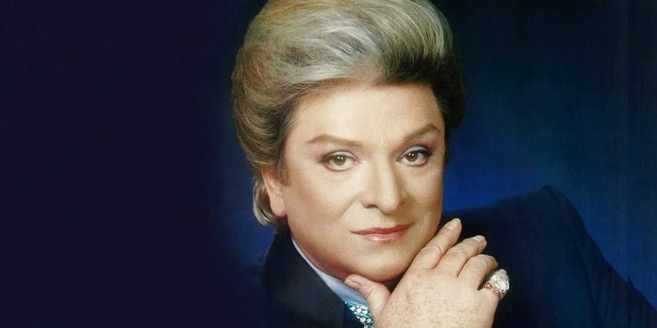 Zeki Müren’i sevenleri mezarı başında andı