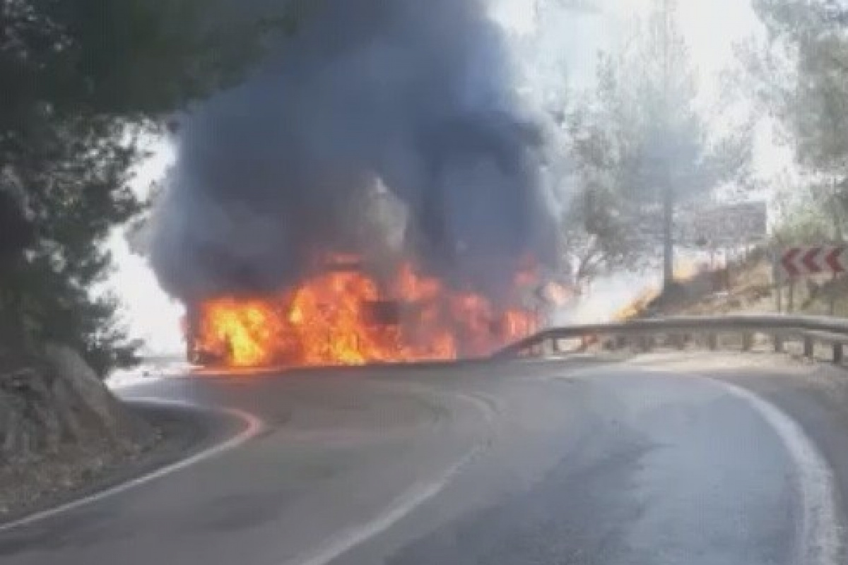 Faciadan dönüldü! Yolcu otobüsünü alevler kül etti