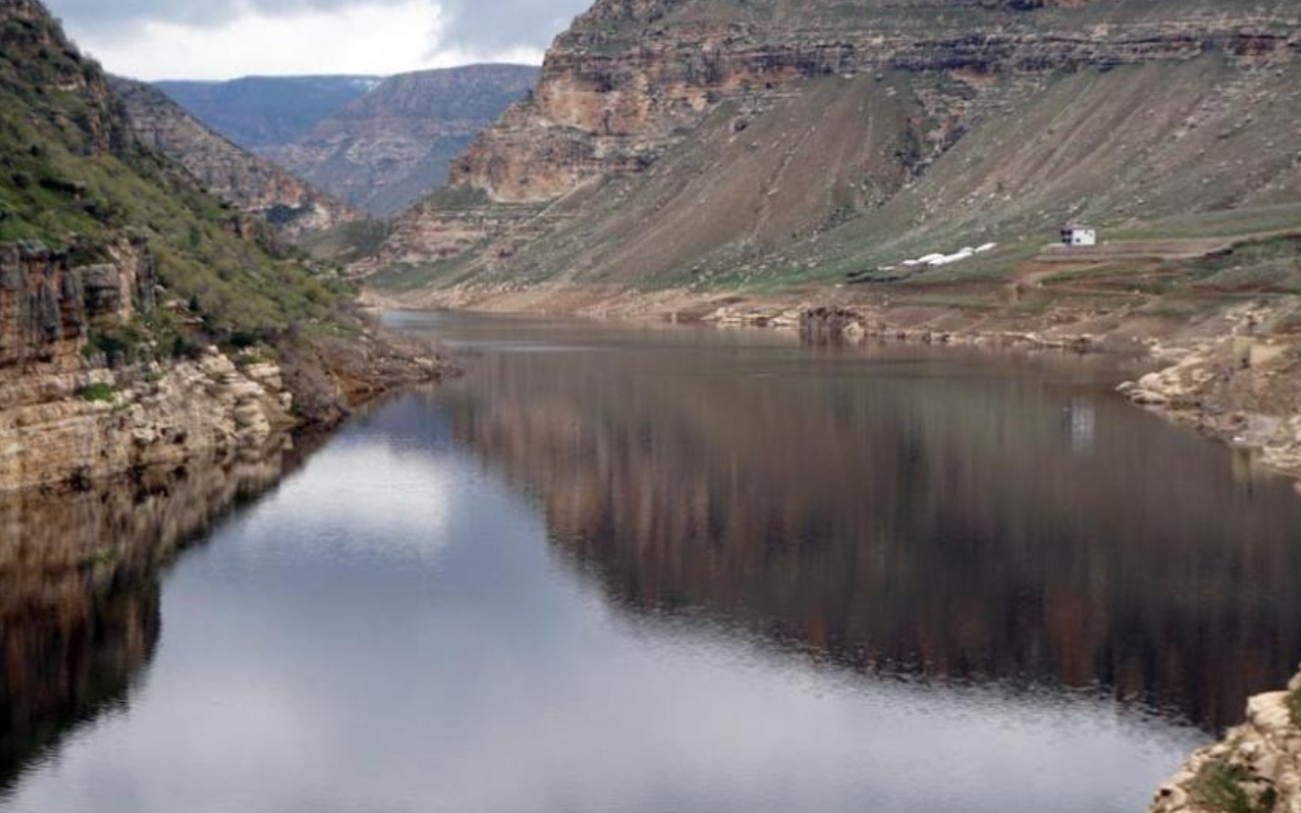 Botan Çayı nın rengi siyaha döndü