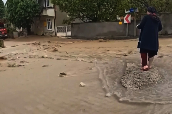 Samsun u sağanak vurdu: Yollar göle döndü, evler su altında kaldı