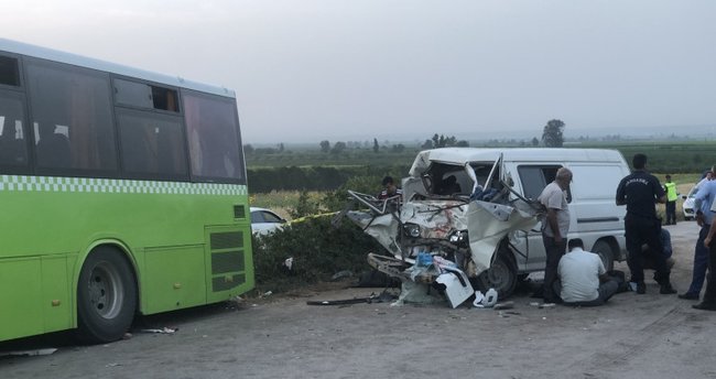 Adana da minibüs ile belediye otobüsü çarpıştı: 2 ölü