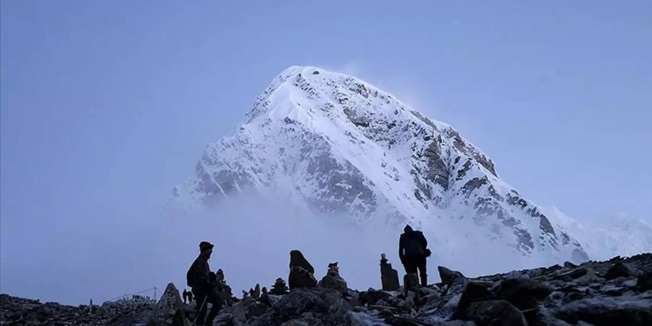 Everest Dağı ndaki kar fırtınasında 1 kişi hayatını kaybetti