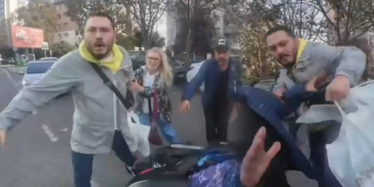Kavga ettikleri motosikletliye yardım edenlere de saldırdılar! İşte o anlar