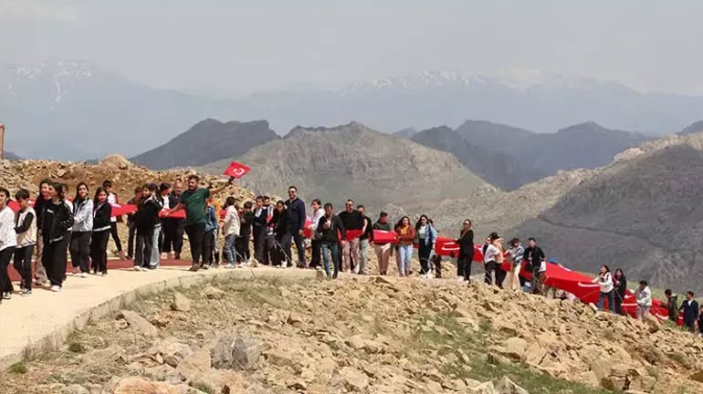 105 çocuk, Cudi Dağı’nda Türk bayrağıyla yürüdü
