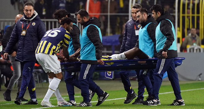 Fenerbahçe de Batshuayi şoku: Sedyeyle sahayı terk etti