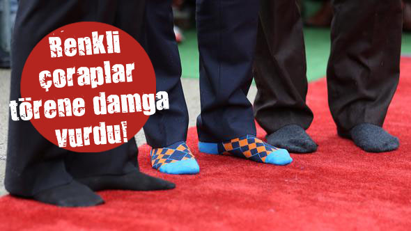 Renkli çoraplar törene damga vurdu