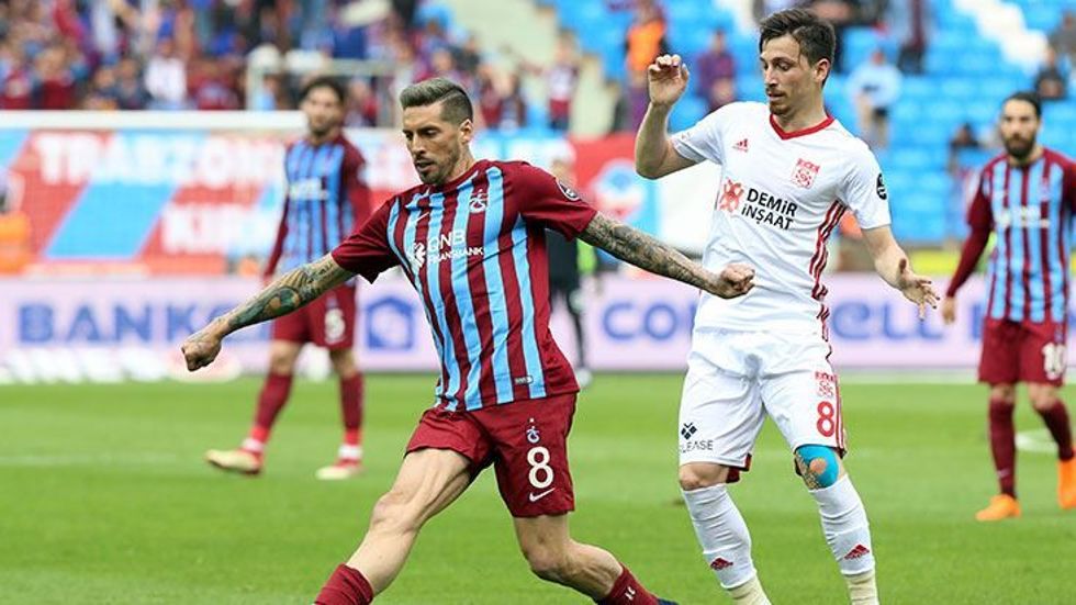 Jose Sosa sözleşme imzalıyor