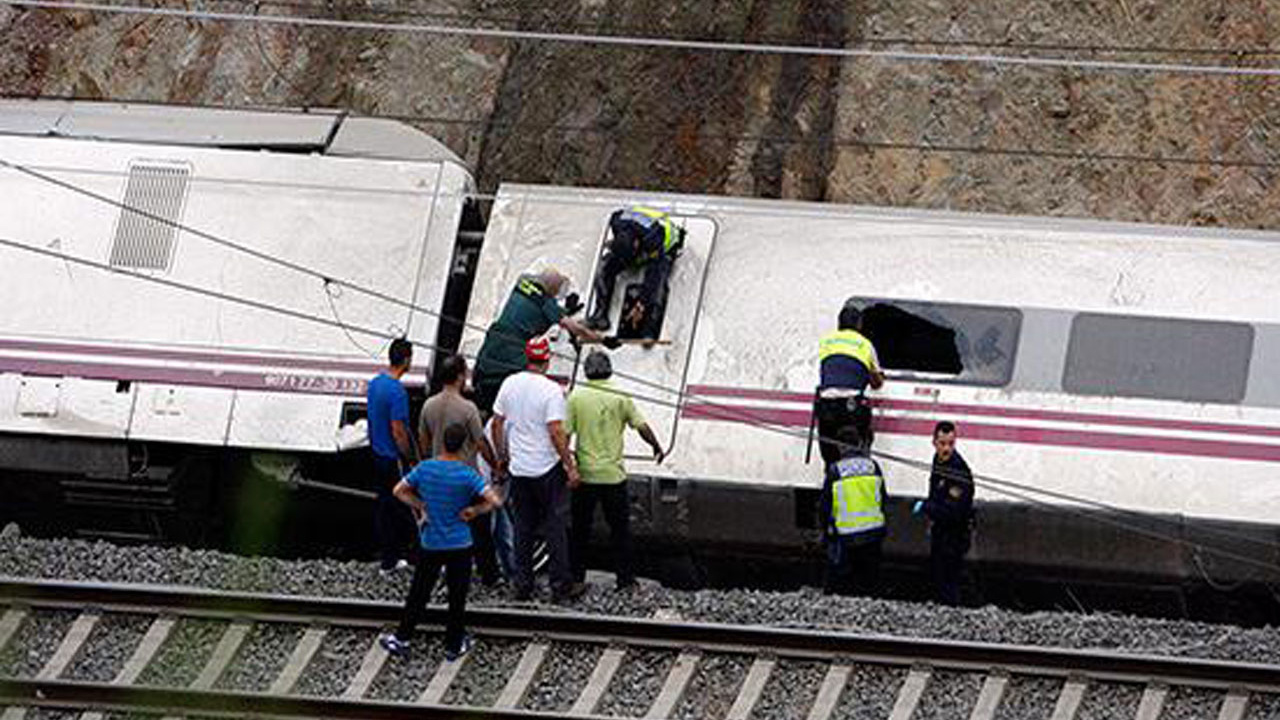 İki tren çarpıştı, yüzlerce kişi yaralandı!