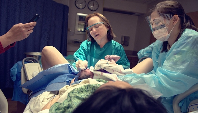Doğum esnasında mastürbasyon yapan kadın şoke etti!