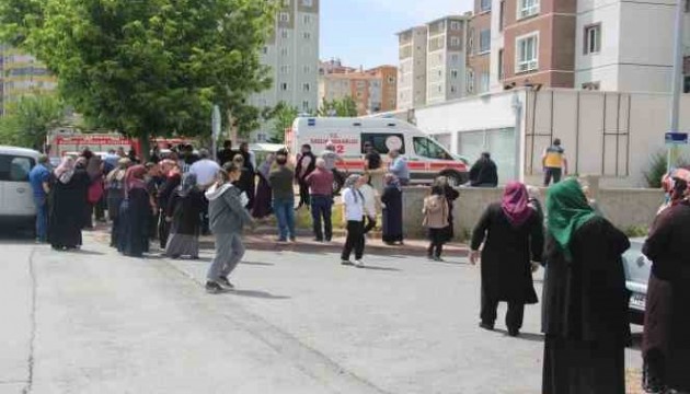 Kayseri'de çocuğunu kurtarmak isteyen anne, kucağındaki çocuğu ile düştü!