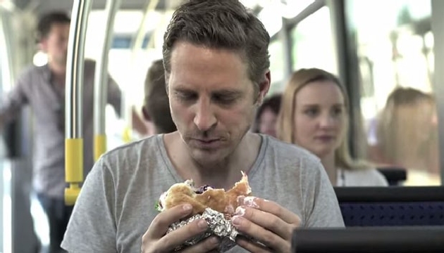Otobüste döner kıyamet kopardı!