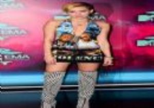 Miley Cyrus Esrarkeş mi? MTV Avrupa Müzik Ödüllerinde Esrar Çekti Mi?