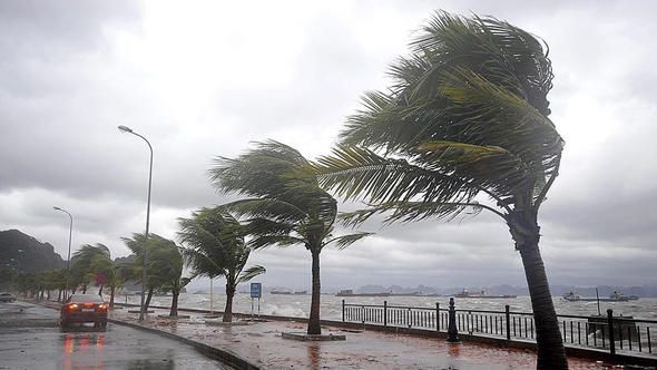 İzmir de şiddetli fırtına hayatı olumsuz etkiledi!