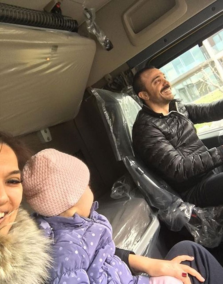 Tır aldı evinin kapısına dayandı!