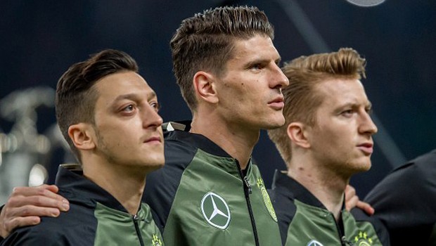 Irkçı lider hedefine Mesut Özil i koydu