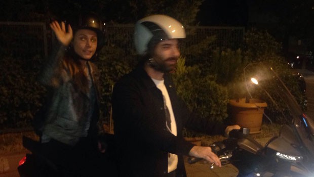 Kaskı takınca atom karıncaya benziyorum!