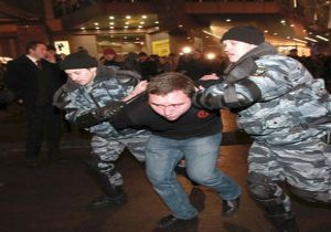 Rusya da Bin Kişi Gözaltına Alındı!