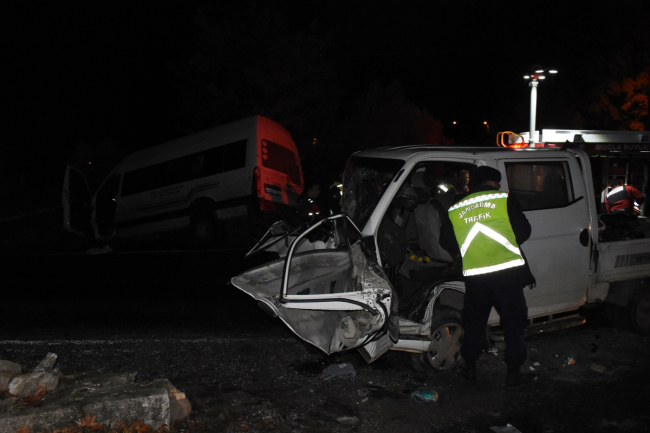 Muğla da yolcu minibüsüyle kamyonet çarpıştı: 22 yaralı