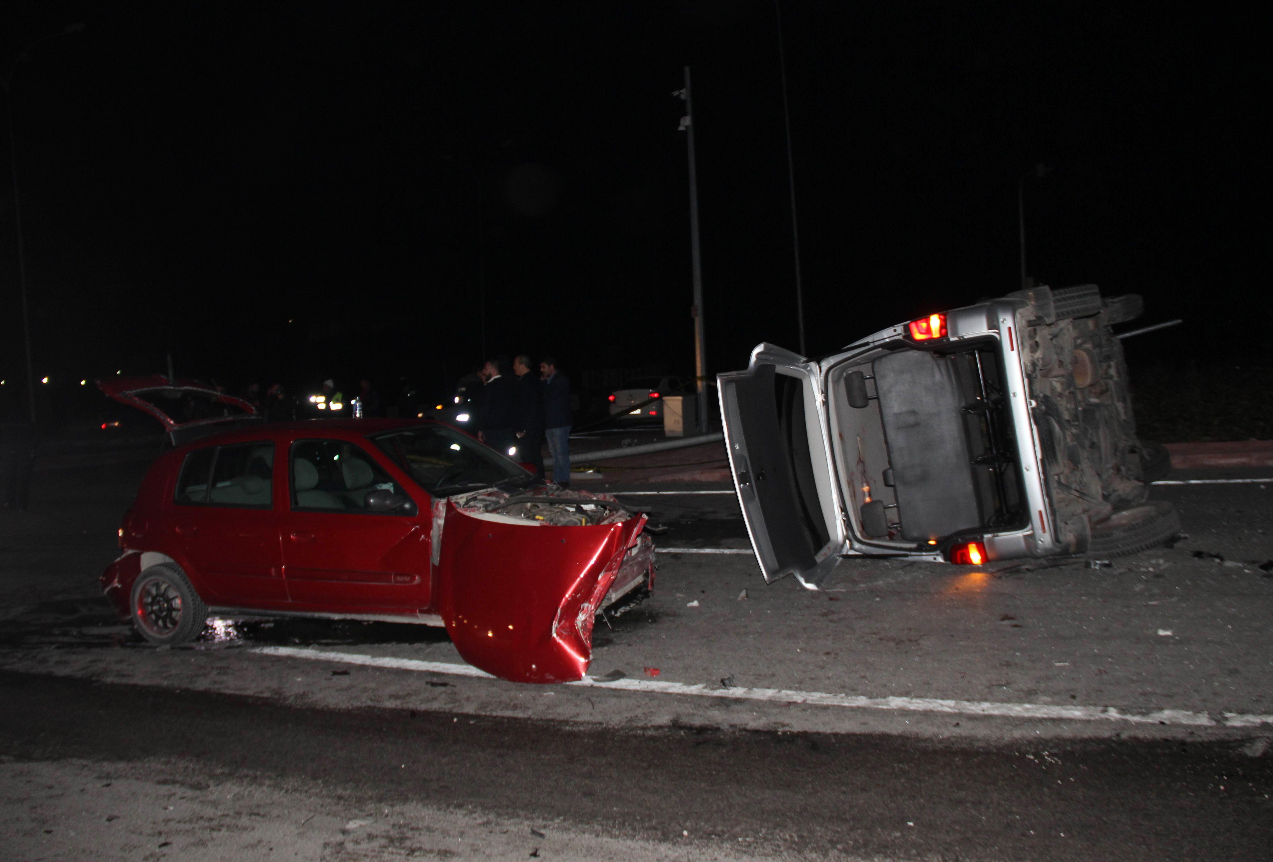 AK Partililerin minibüsü kaza yaptı