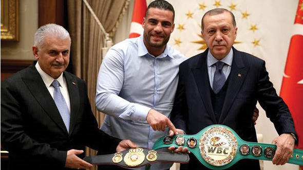 Erdoğan, şampiyon boksörü ağırladı