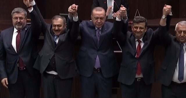 Beş belediye başkanı AK Parti ye geçti