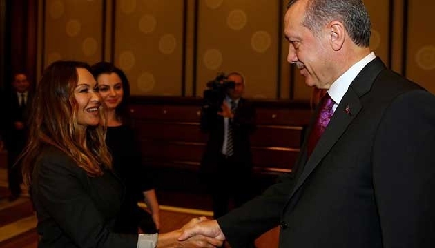 Hülya Avşar Ak Saray ı gezdi ve anlattı: