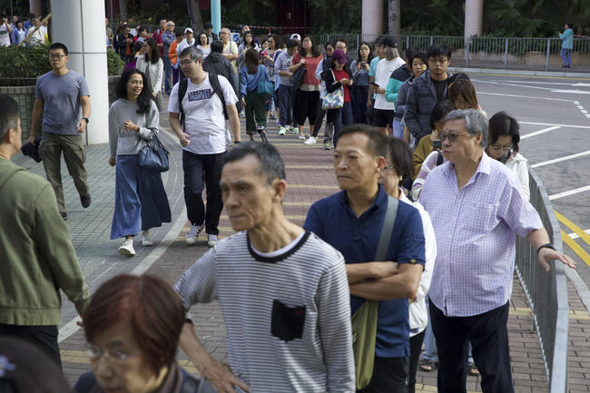 Hong Kong da seçimlere rekor katılım
