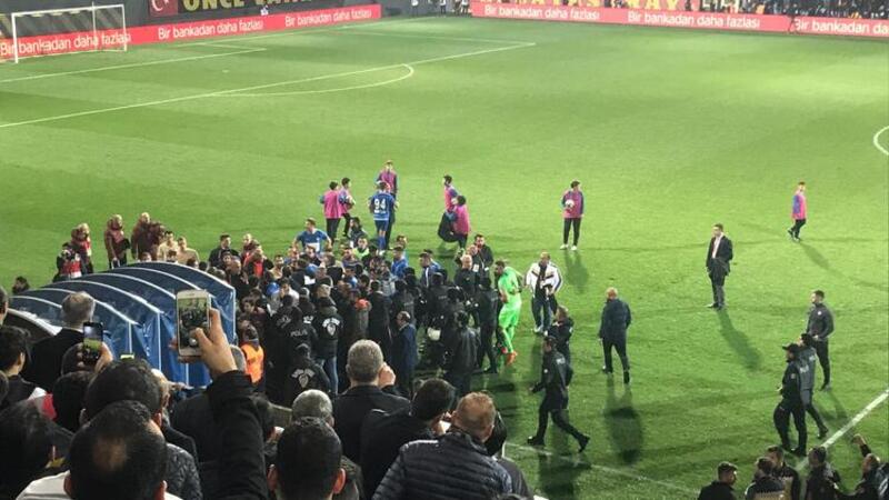 Tuzlaspor - Galatasaray maçı sonrası saha karıştı!