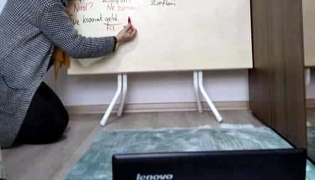 Yemek masasını okul tahtası yaparak öğrencilerine ders anlattı