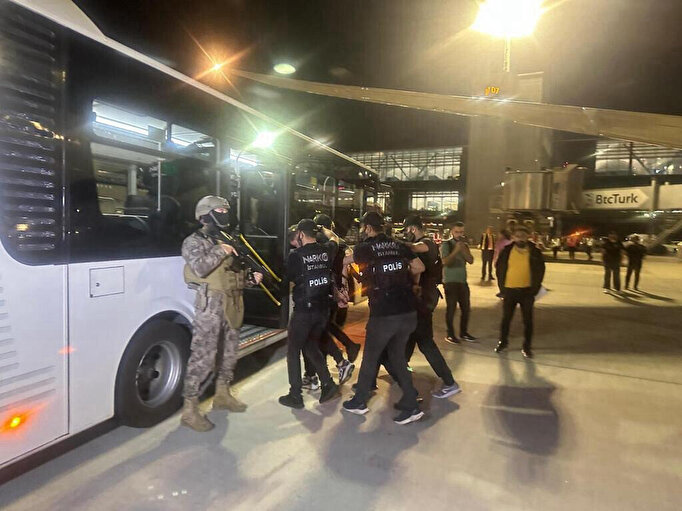 İnterpol ün aradığı 2 kişi yakalandı