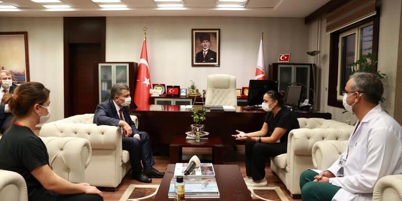 Bakan Koca, saldırıya uğrayan sağlık çalışanlarını ziyaret etti