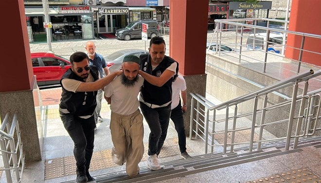 Okul bahçesine kılıçla girip Atatürk e hakaret etti