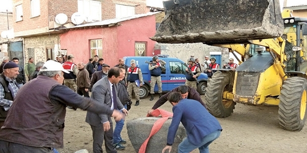  Bilmiyorduk, üzerine oturup çay içiyorduk 