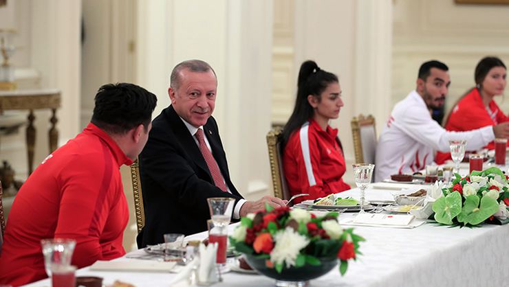 Erdoğan, milli sporcularla iftar yaptı