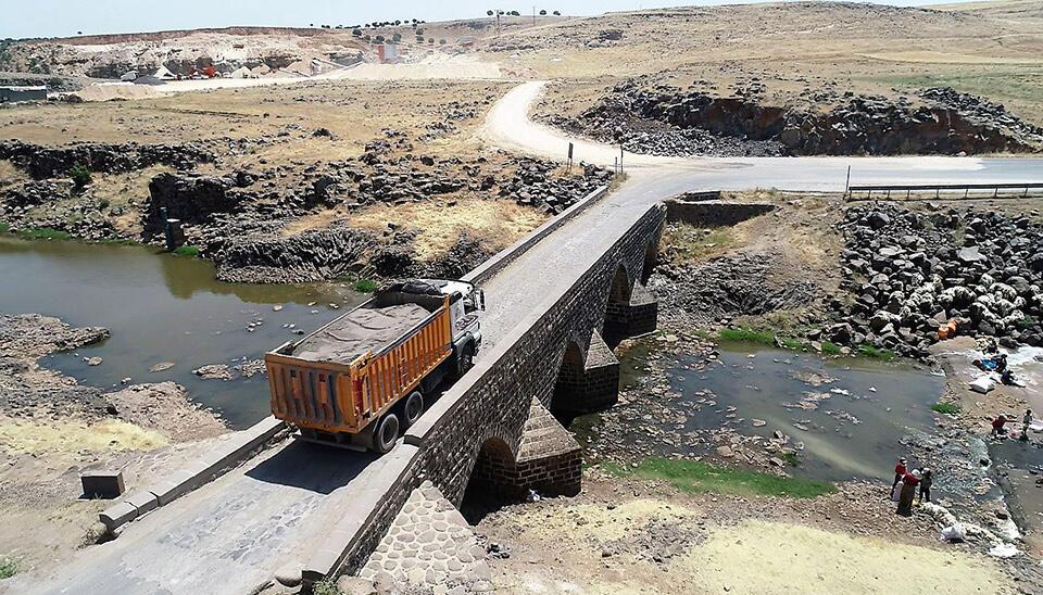 Geçiş yasağına rağmen 600 yıllık köprüyü tahrip ettiler